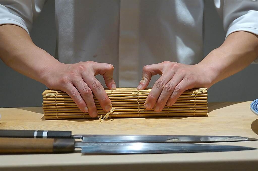 〈貴 壽司．割烹〉的Omakase套餐中有一道〈鯖魚棒壽司〉，客人在板前可睹製作過程。（圖／姚舜）