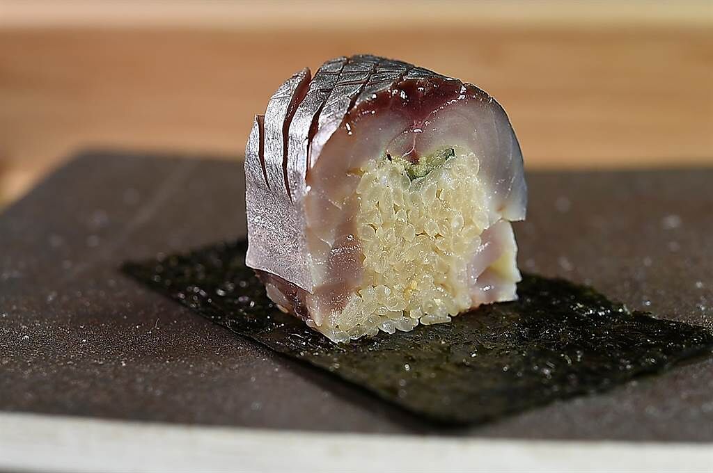 〈鯖魚棒壽司〉是經典的關西壽司，在〈貴 壽司．割烹〉可品嘗到這種壽司。（圖／姚舜）