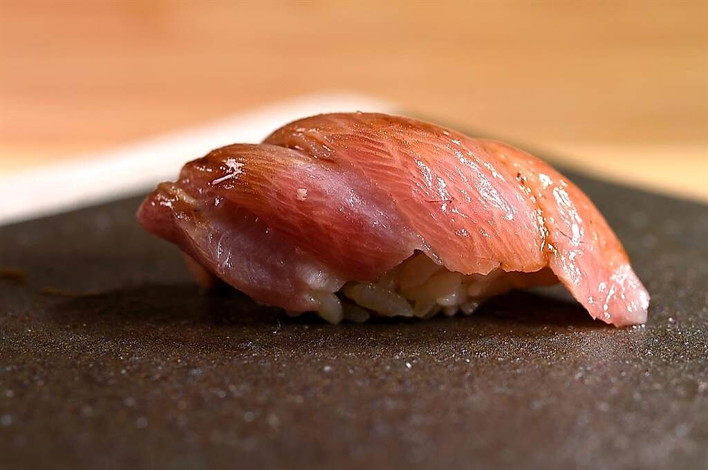 赤海膽的風味濃郁甘美，〈貴 壽司．割烹〉的赤海膽來自北海道根室。(圖／姚舜）