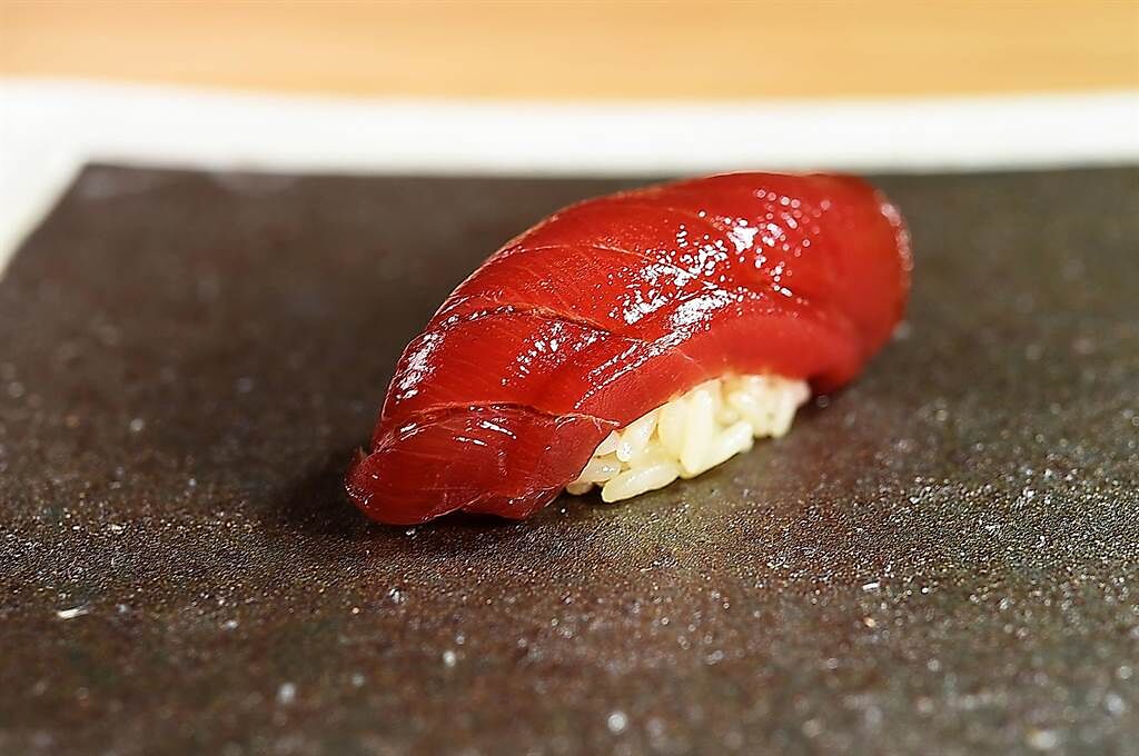 〈黑鮪刺身握壽司〉的鮪魚肉用醬油醃漬，在魚肉和醋飯間並用芥末提味。(圖／姚舜)