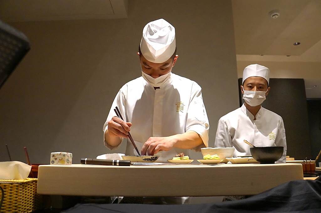 〈貴 壽司．割烹〉的主廚林聖閔81年次，不到30歲卻有超齡的廚藝表現。（圖／姚舜）