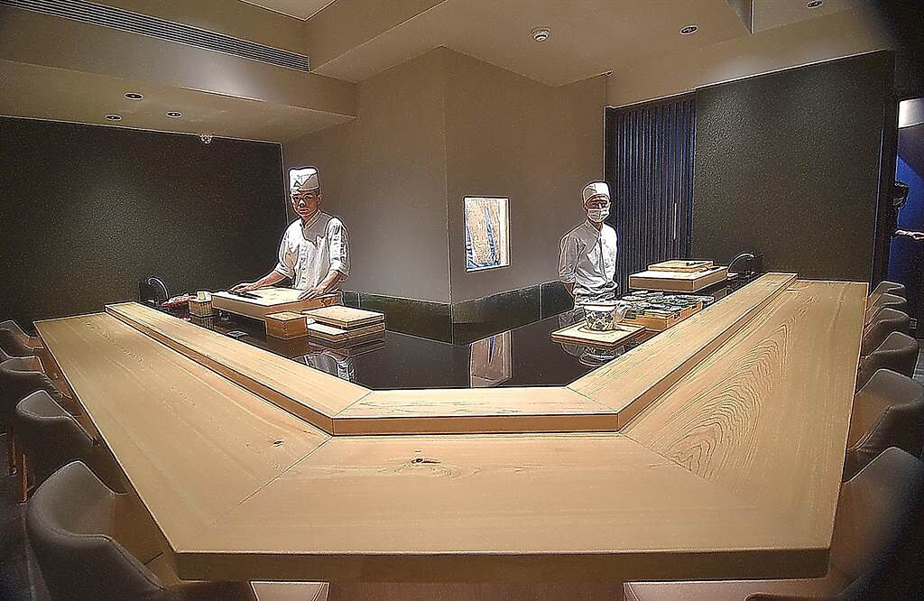 位在台北市忠孝東路三段正義國宅的〈貴 壽司．割烹〉，一個餐期最多只接待12位客人。（圖／姚舜）