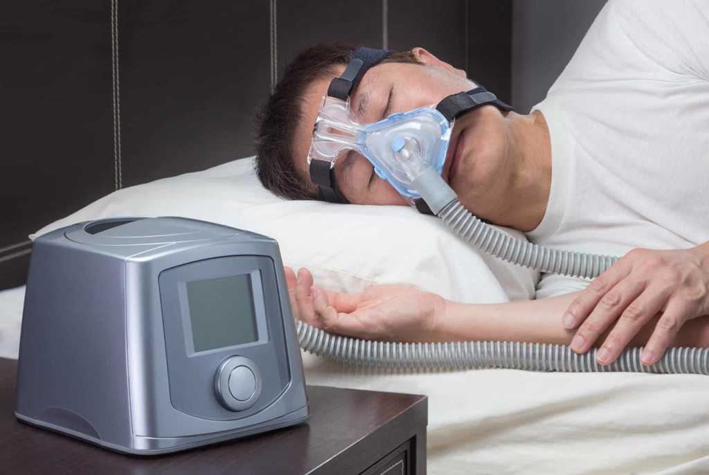 醫師說有些陽壓呼吸器治療的患者，常在睡夢中不自覺摘下而影響療程。（圖/風華聯合診所提供）