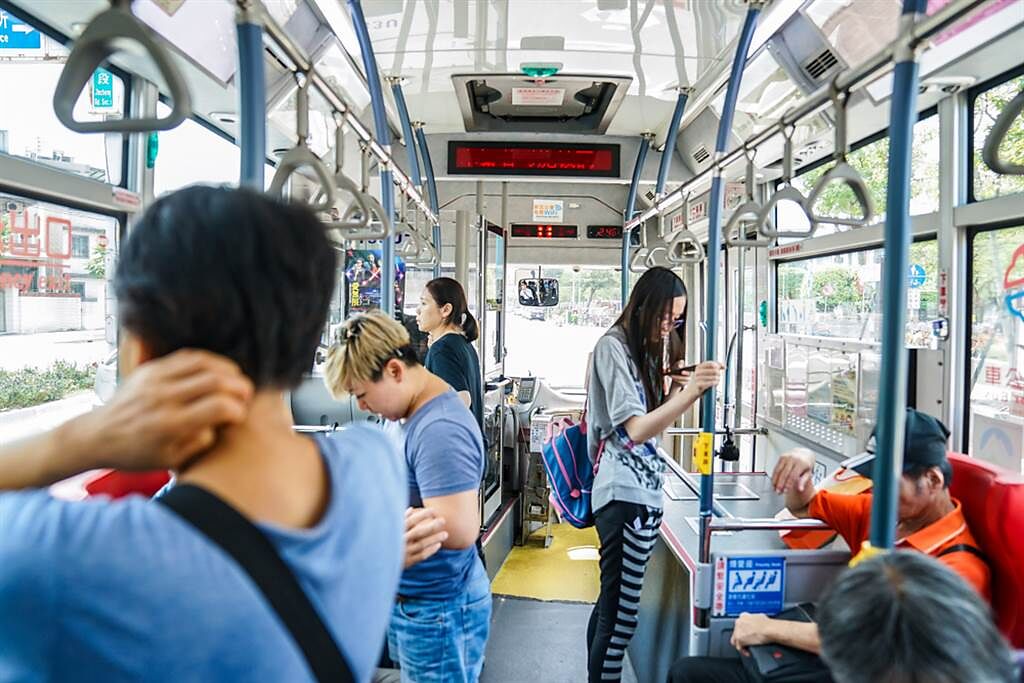 有網友表示自己是外地人，偶爾會搭台北的公車，但他觀察到即使公車上相當搖晃，不少女性乘客依然處變不驚滑手機，讓他相當佩服。(達志影像/示意圖非當事公車)