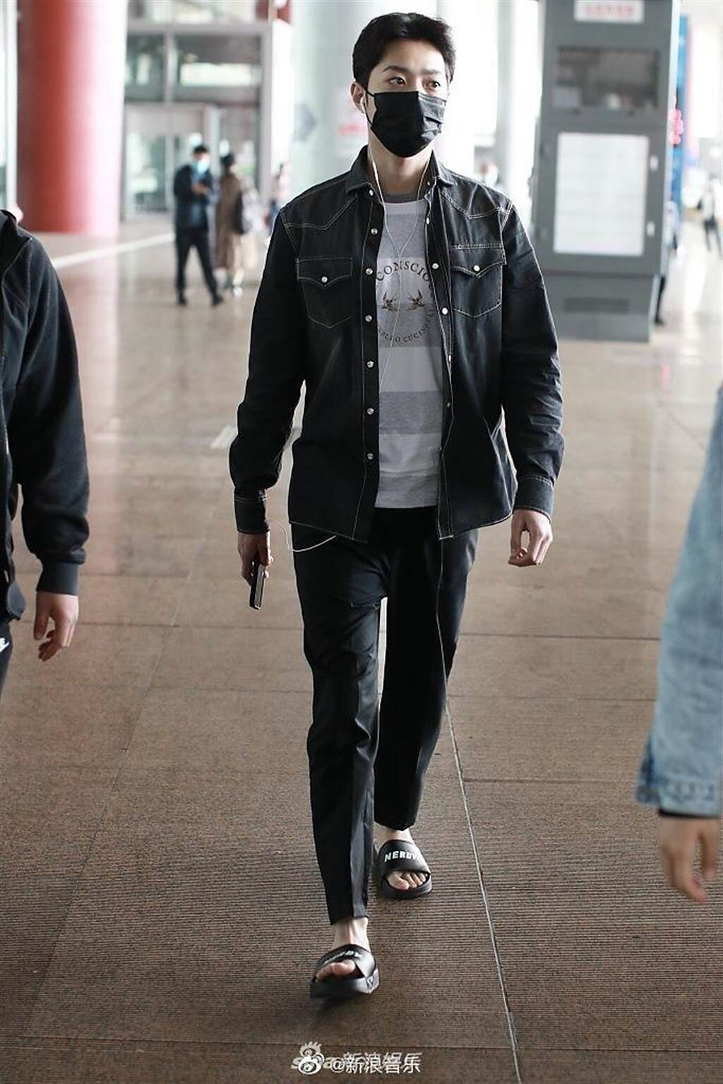 賴冠霖被拍到在中國急換拖鞋奔機場，力撇爭議品牌。（翻攝新浪娛樂）