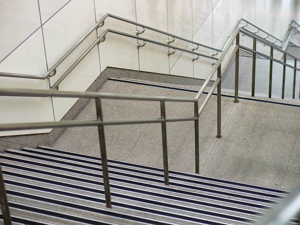 捷運大安站出口的樓梯設計相當詭異。（示意圖／達志影像）
