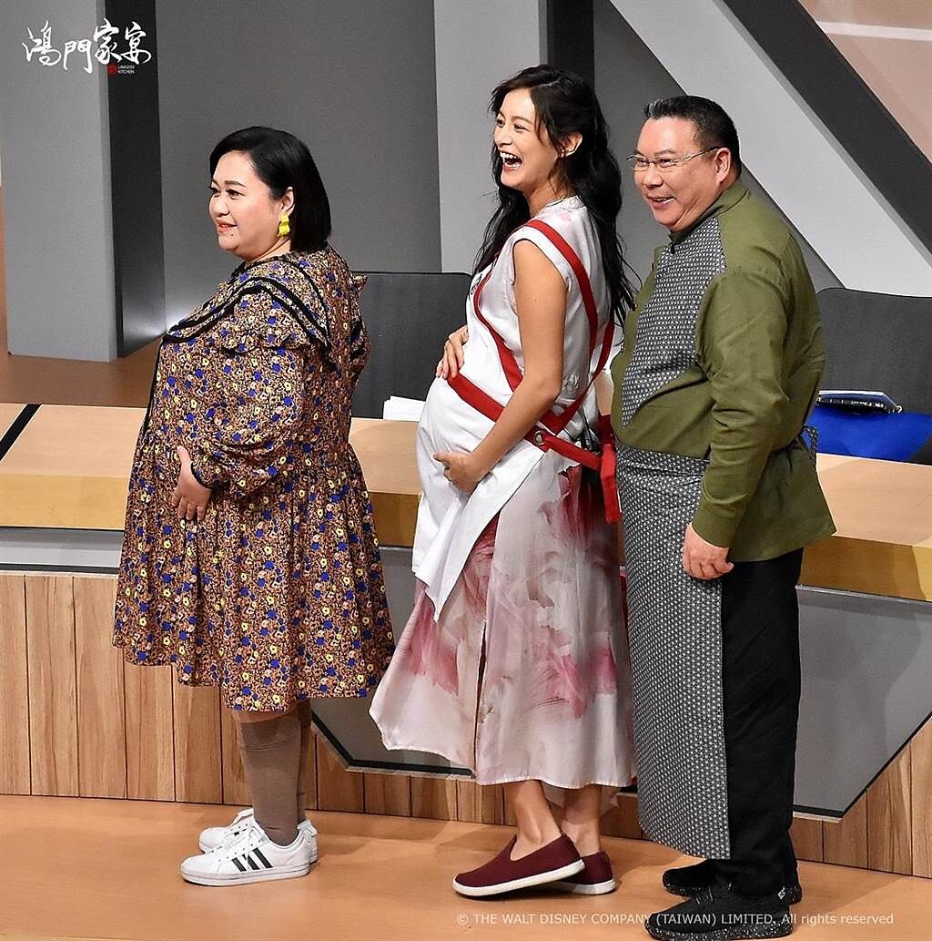 鍾欣凌（左起）、Janet、陳力榮3人比誰肚子大。（衛視中文台提供）
