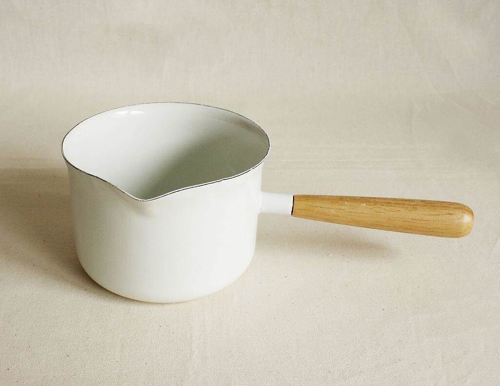 NATURAL KITCHEN琺瑯木柄牛奶鍋，500元。（NATURAL KITCHEN提供）