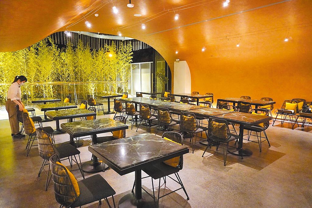 1樓餐廳「Habitat」延續著洞穴概念，大片落地窗及樹林般的造景，讓用餐氣氛格外舒心。（何書青攝）