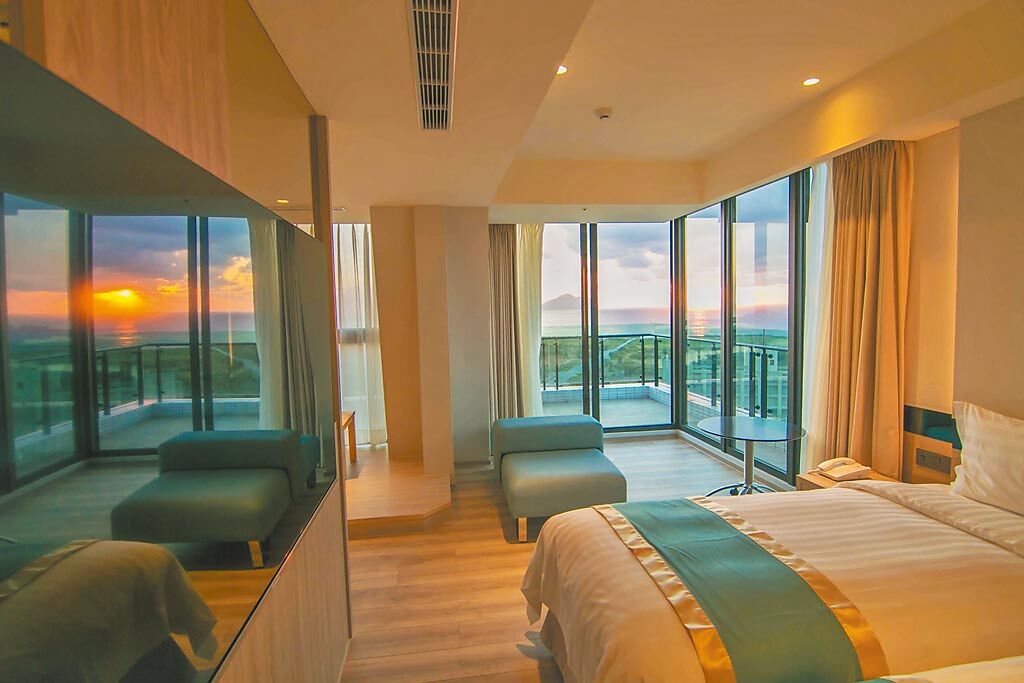 「豪華套房II」為高樓層景觀視野的套房，坐擁龜山島夕照海景。（蘭陽烏石港海景酒店提供）