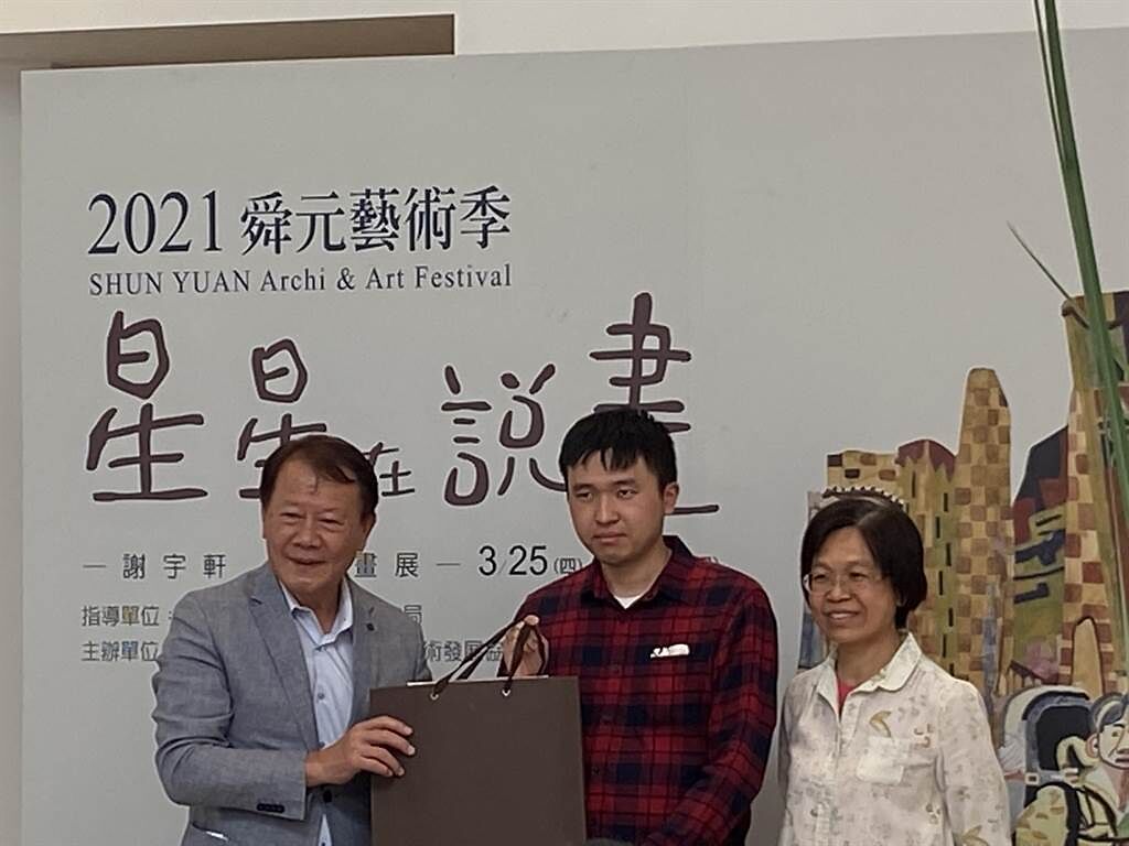 舜元建設董事長林逸民（左）對光之藝廊的藝術家作品深受感動，歡迎大家「藝」起來。（盧金足攝）