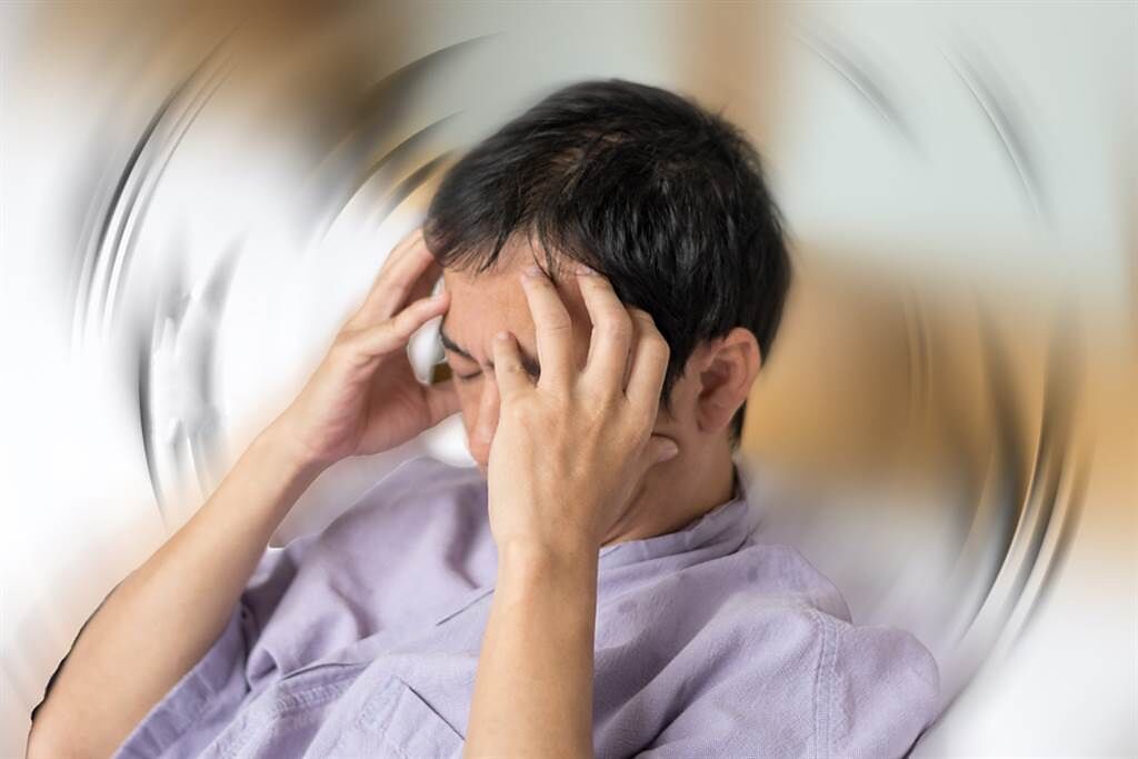 健保大數據顯示，女性頭暈是男性2倍，但暈眩症狀有輕重，若因腦中風、腦壓上升或腦瘤導致暈眩，有致命危機，應速就醫。(示意圖/Shutterstock)