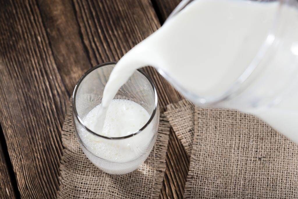 想喝牛奶吸收營養，卻老是一喝完就不舒服。營養師分析，不全都是乳糖不耐症，簡單3招讓人喝牛奶不會拉肚子。(示意圖/Shuttsrstock)