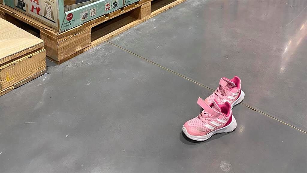 一名網友在好市多驚見一雙女童運動鞋，便將其PO上網希望可以找到小主人，意外引發網友熱烈討論。（圖／翻攝自Costco好市多 商品經驗老實說）