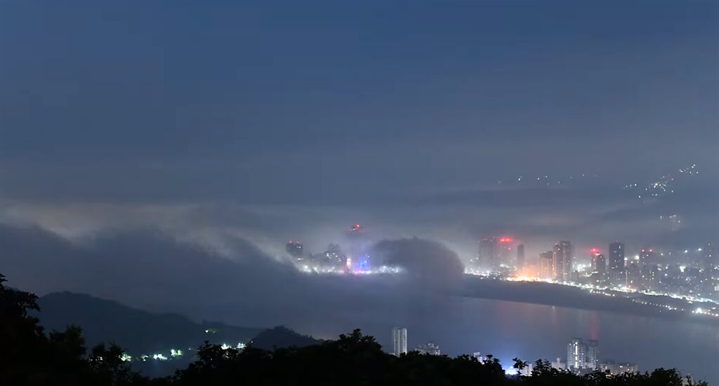 氣象局局長鄭明典今在臉書分享，民眾投稿一段12秒的縮時影片，紀錄了海霧流入河口的精彩畫面。(圖翻攝自鄭明典臉書)