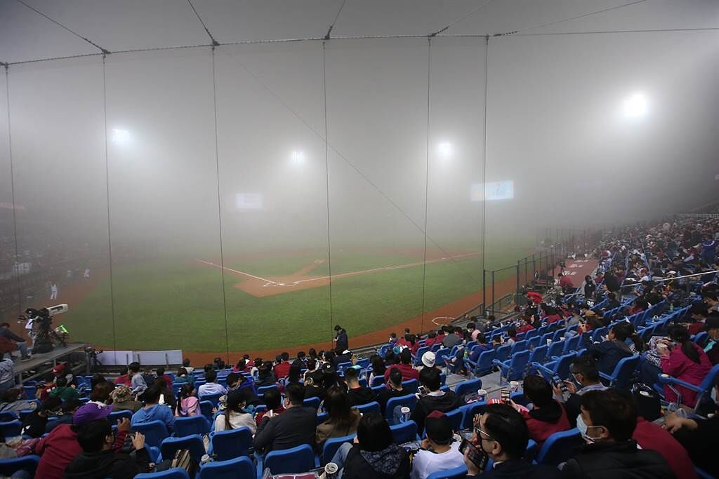 桃園棒球場4局上起大霧，最終統一獅與樂天桃猿之戰因濃霧延賽。（范揚光攝）