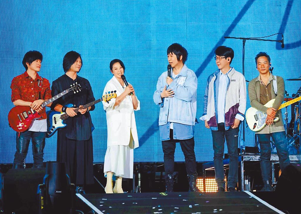 五月天昨邀劉若英（左三）擔任台南第3場嘉賓。（相信音樂提供）