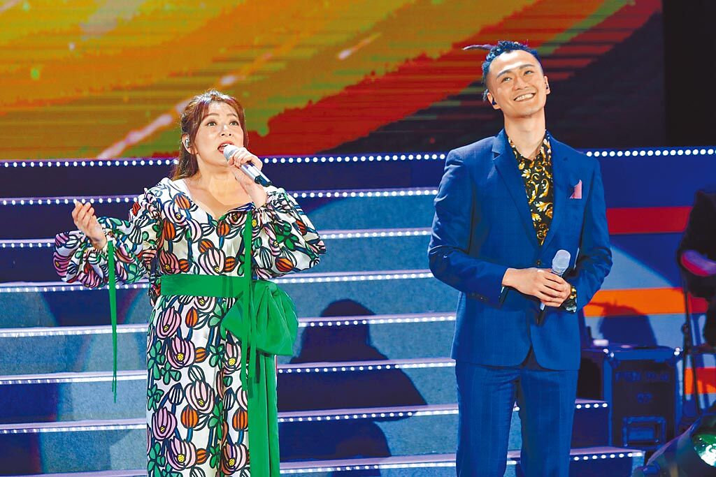 林俊逸（右）和趙詠華昨在演唱會上合唱，大展歌喉。（吳松翰攝）