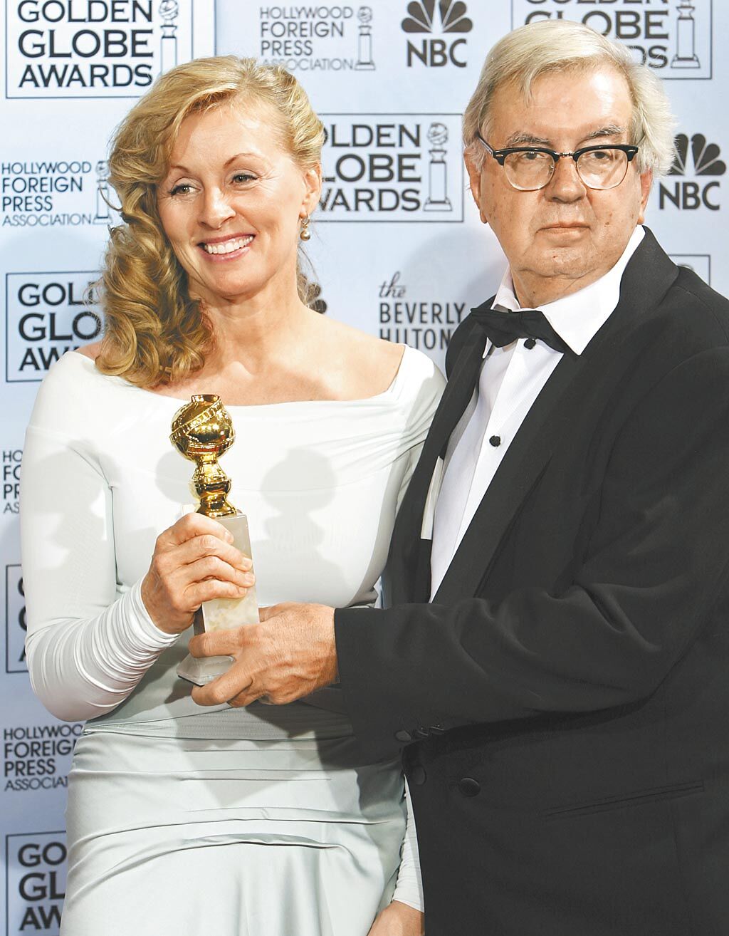賴瑞麥克墨特瑞（右）與編劇黛安娜歐桑納當年憑《斷背山》 拿到金球獎。（美聯社）