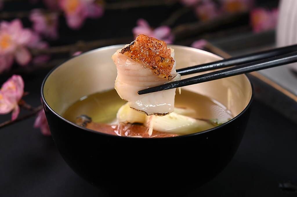 台北遠東飯店〈ibuki〉鐵板燒Omakase套餐中的「御碗」，是以炙烤紅石斑搭配三星蔥清湯呈現，並加了茗荷提味。（圖／姚舜）