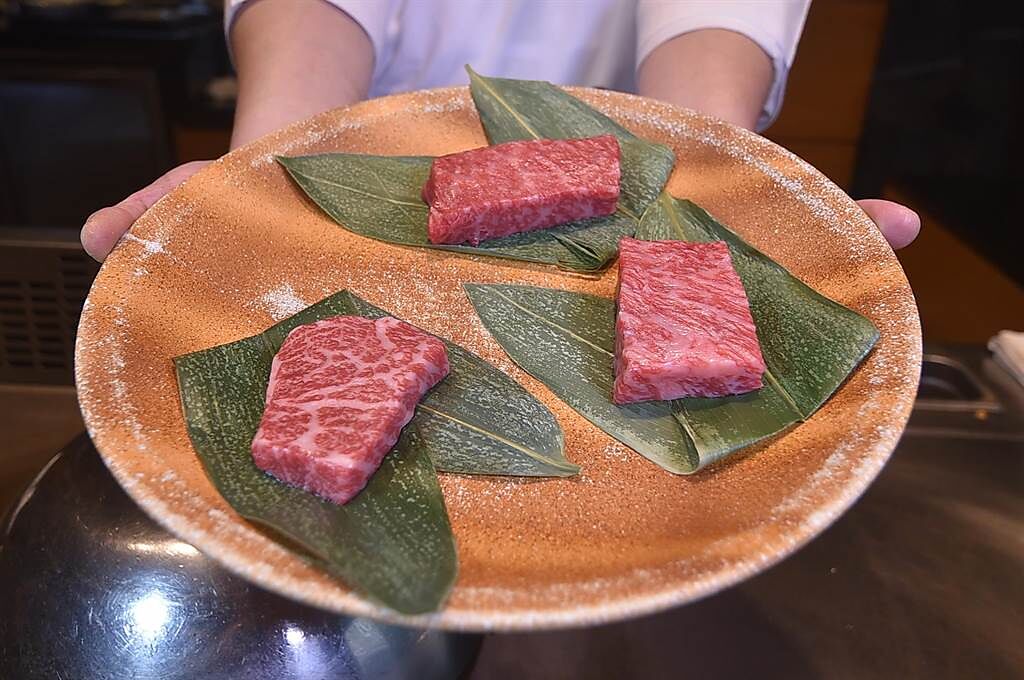 在台北遠東飯店〈ibuki〉鐵板燒用餐，有日本近江、熊本，或鹿兒島和牛肋眼可以選擇。（圖／姚舜）