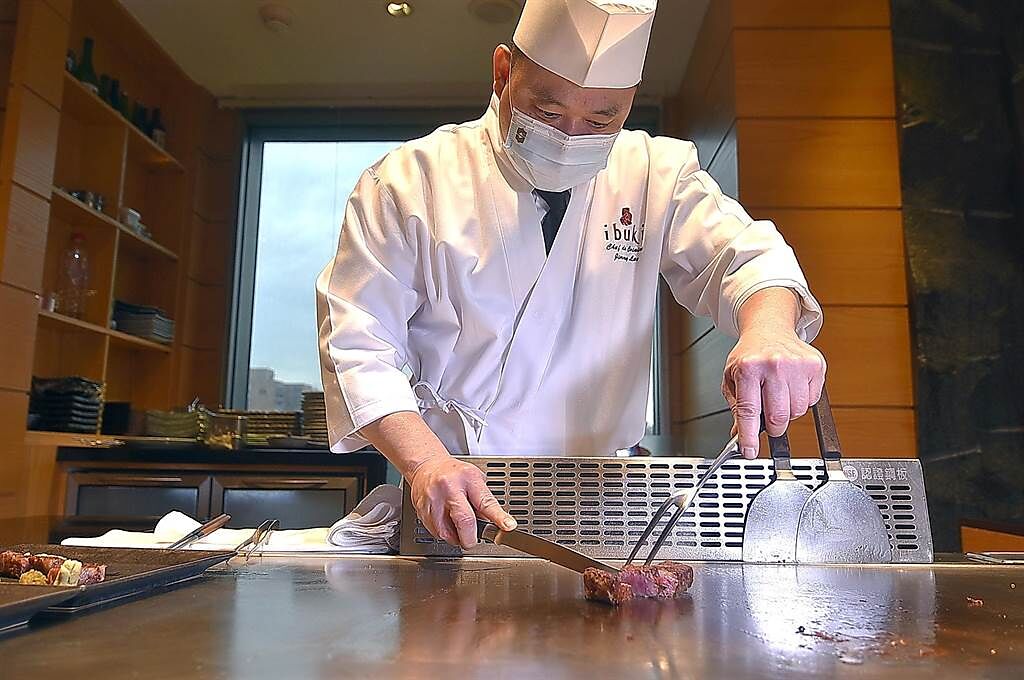 台北遠東飯店〈ibuki〉日料餐廳主廚李淼文擅長懷石料理，在鐵板檯上的廚技亦不含糊。（圖／姚舜）