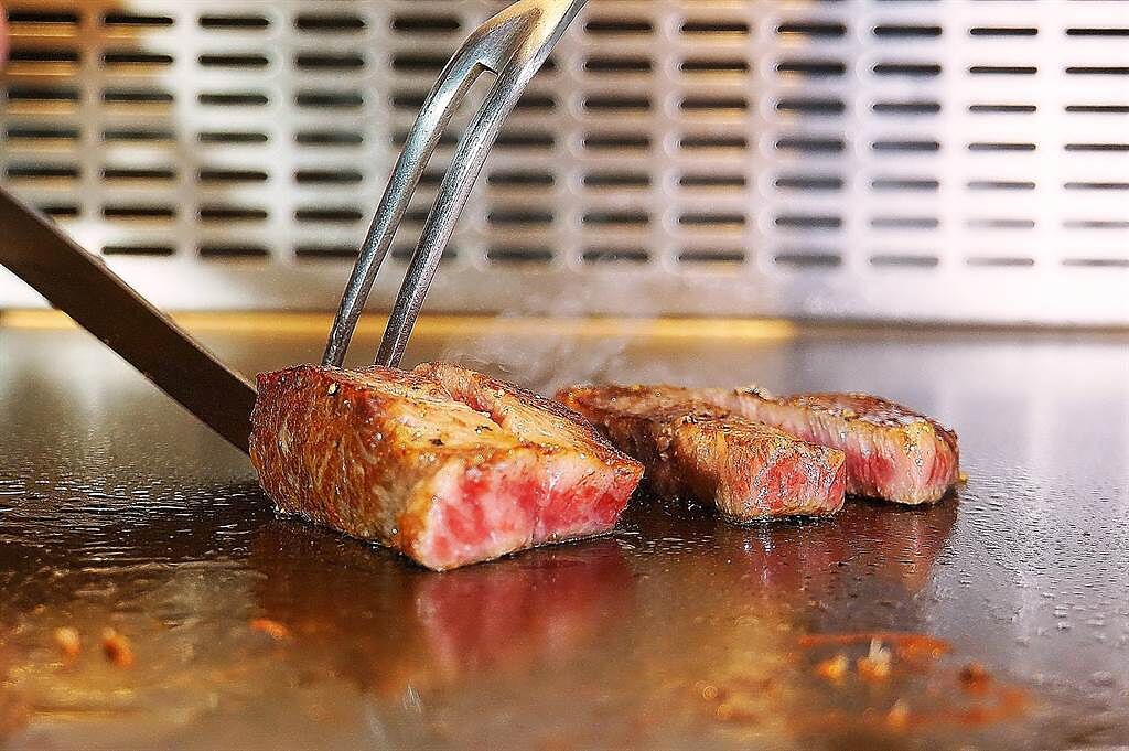 日本和牛的油脂豐富，在鐵板檯上煎炙會瓢散陣陣「和牛香」。（圖／姚舜）
