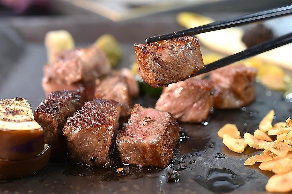 台北遠東飯店〈ibuki〉鐵板燒Omakase套餐主菜少不了用到日本和牛，呈盤時會搭配蒜片和煎炙櫛瓜。（圖／姚舜）