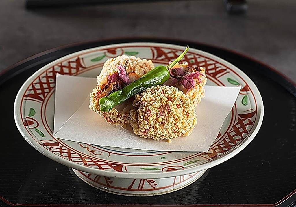 呼應日本季節時令，台北遠東飯店〈ibuki〉日料餐廳此刻推出「櫻花季」懷石料理，圖為〈櫻花蝦球〉。（圖／ibuki)