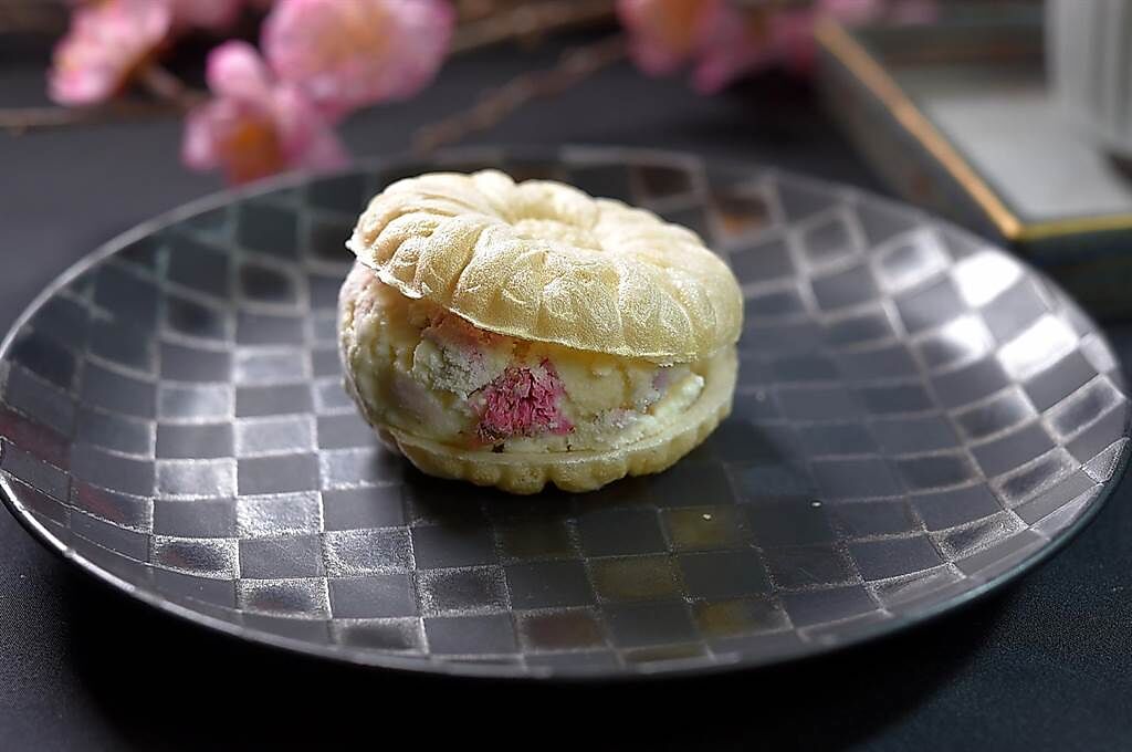 〈ibuki〉鐵板燒Omakase套餐的甜點，是用「最中餅」夾〈櫻花冰淇淋〉入餡，甜鹹滋味很迷人。（圖／姚舜）