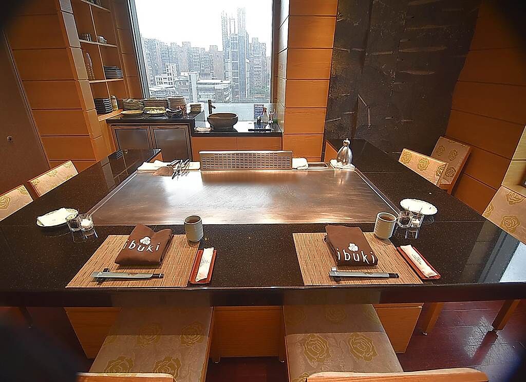 香格里拉台北遠東國際大飯店7樓〈ibuki〉日本料理餐廳，有兩間鐵板燒包廂，並有不錯的景觀視野。（圖／姚舜）
