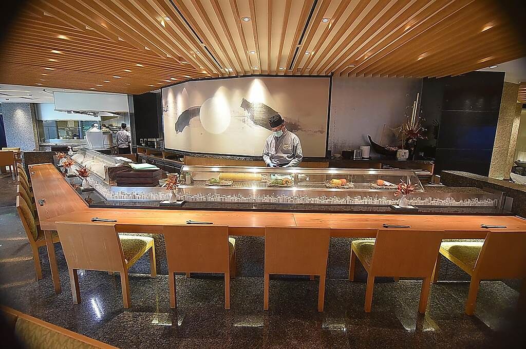 香格里拉台北遠東國際大飯店7樓〈ibuki〉日本料理餐廳，設有「板前」用餐區，廚師亦可按客人預算設計Omakase套餐。（圖／姚舜）