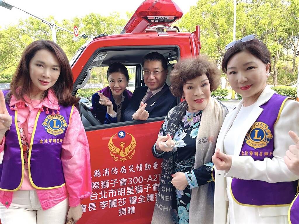 張瓊玲（左起）、李麗莎、內政部長徐國勇、周遊、王惠民一起參加災情勘查車捐贈儀式。（李朝永提供）