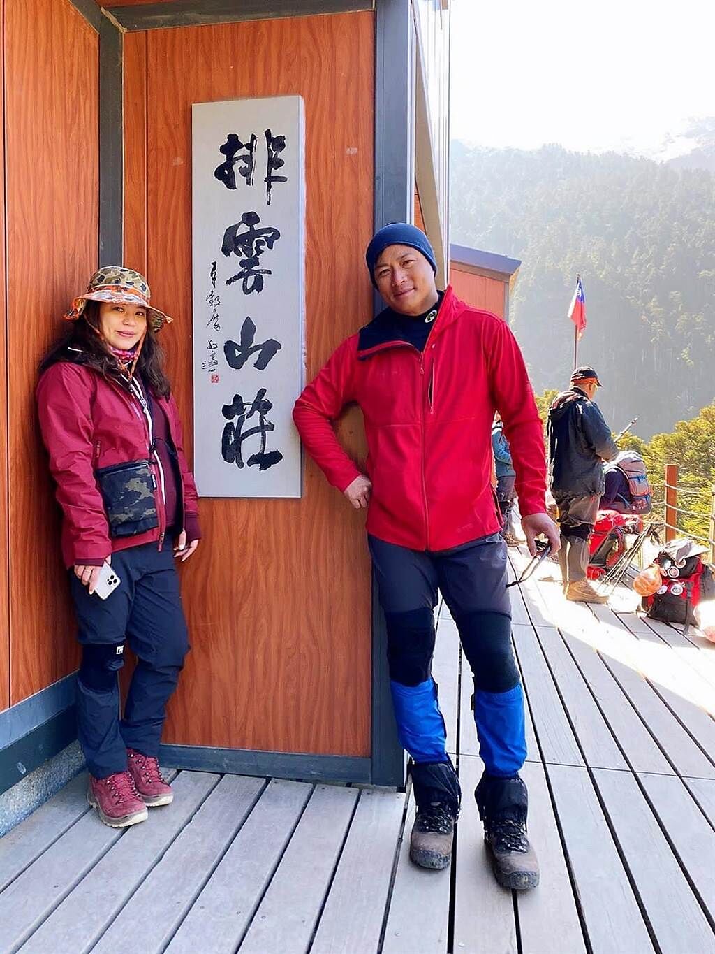 江宏恩夫妻倆在排雲山莊過一夜。（艾迪昇傳播提供）