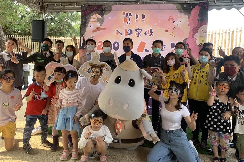 市長林智堅（中）與河馬「樂樂」及小朋友歡慶新竹市立動物園入園超過200萬人次。（羅浚濱攝）