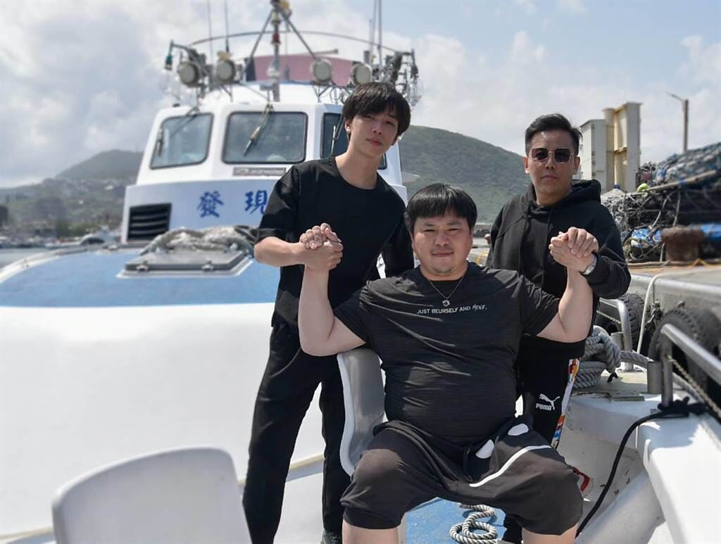 吳震亞日前為《山中森林》與導演姜寧、特化師兼演員儲旭（左）到船上勘景。（禾力文創提供）