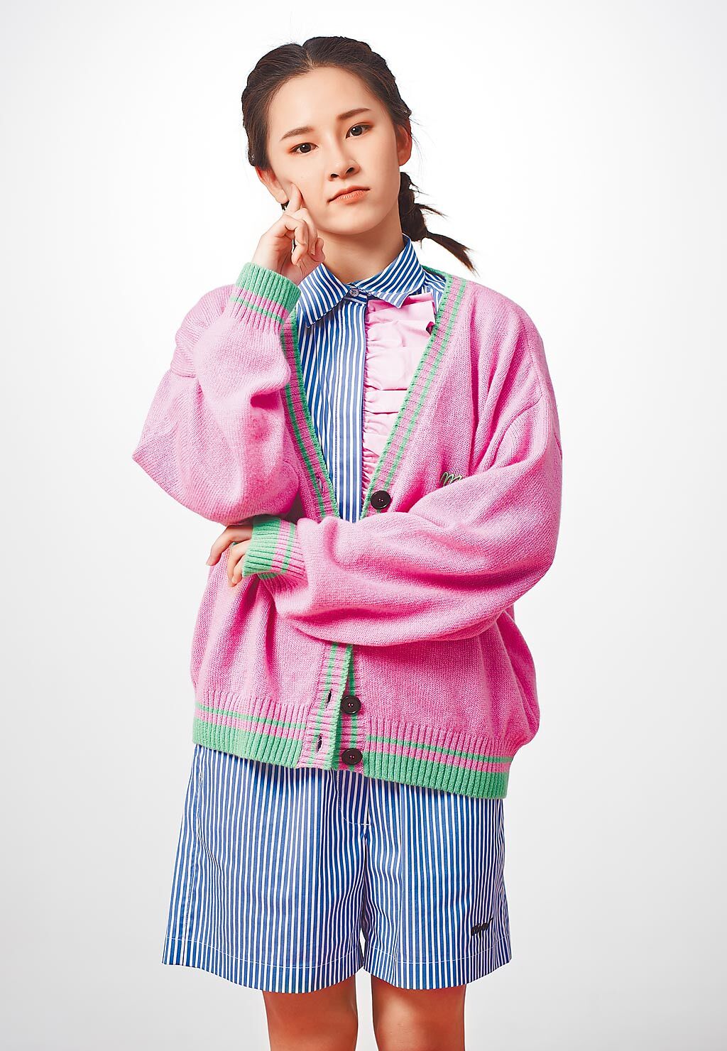 盧以恩著MSGM藍色條紋襯衫配粉色針織外套，將其活潑可愛的性格展露無遺。（服裝／MSGM‧攝影／JOJ PHOTO）