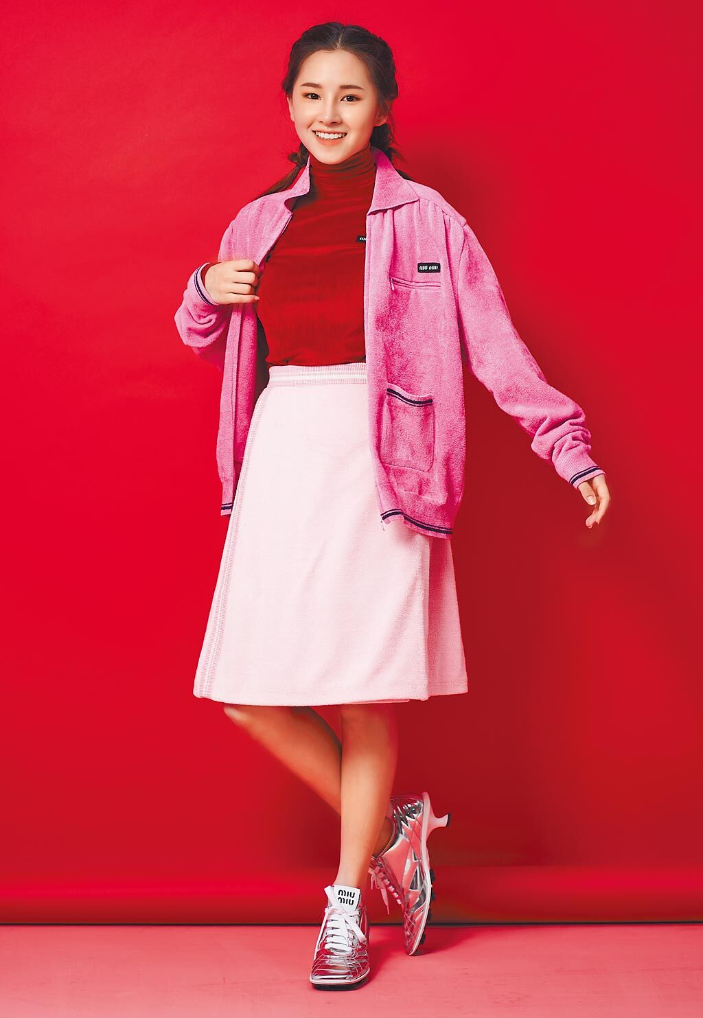 盧以恩身穿MIU MIU粉色系套裝，展現出小女人的一面。（服裝／MIU MIU‧攝影／JOJ PHOTO）