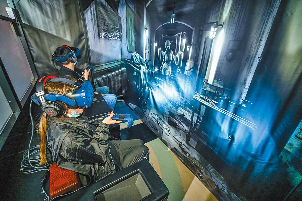 宏匯廣場VR ZONE NEW TAIPEI中的《驚恐實感體驗室 病樓逃亡》，可讓玩家透過VR體驗在鬼屋病棟中逃亡的感覺。（盧禕祺攝）