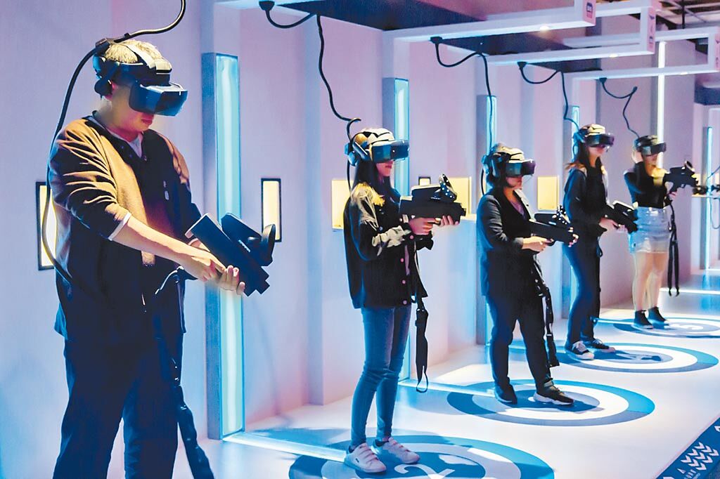 義大遊樂世界VR Station中的《異次元對決 VR DUEL》相當受玩家歡迎，為全球首創的20人電競VR遊戲。（義大遊樂世界提供）