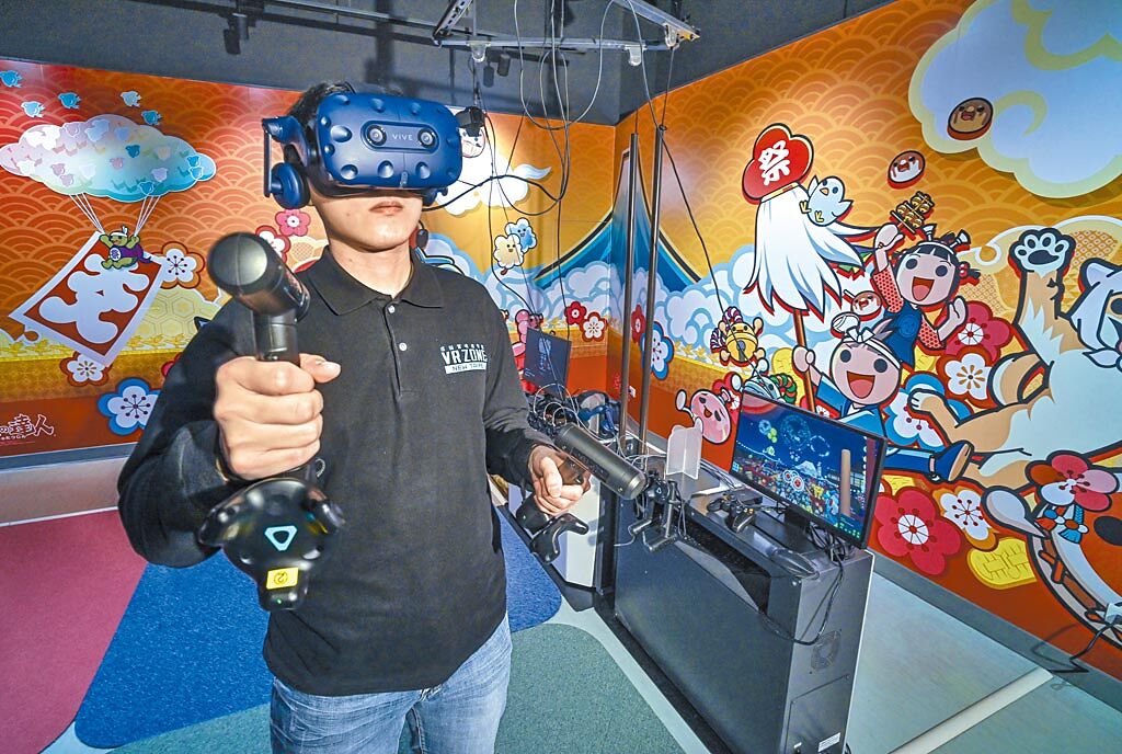 宏匯廣場的VR ZONE NEW TAIPEI本月帶來了全新《太鼓之達人 VR》，為海外首次登場的新遊戲。（盧禕祺攝）