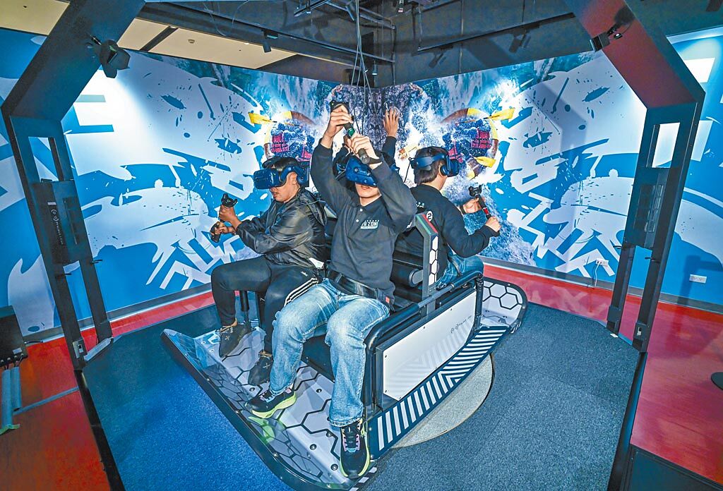 宏匯廣場VR ZONE NEW TAIPEI中的《漂流大冒險VR 激流直下》讓玩家坐在大型體感裝置上，模擬在激流中冒險的感覺。（盧禕祺攝）