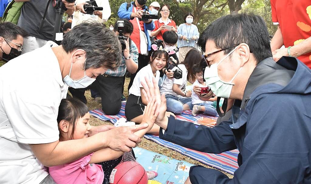 高雄市長陳其邁29日上午參加關懷慢飛兒活動，他與孩童擊掌。（林瑞益攝）