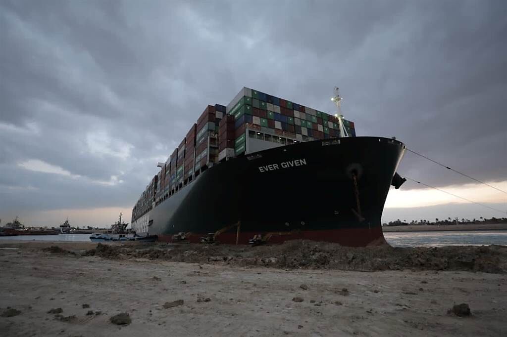 巨型貨輪「長賜號」在蘇伊士運河擱淺，埃及當地意外頻傳，讓不少當地人都懷疑是「法老王的詛咒」。(圖/路透)