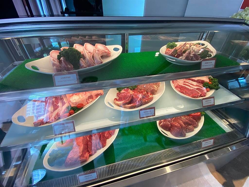 新竹市「竹湖暐順麗緻文旅」的凡爾賽廳將於4月1日起一口氣推出5款不同部位的牛排主餐吃到飽，每人只要1280元。（陳育賢攝）
