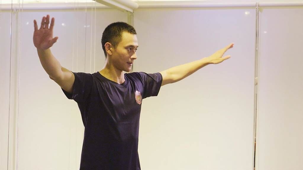 劉冠廷於《植劇場2》的籌備課程訓練計畫中上京劇課練習身段。（拙八郎提供）