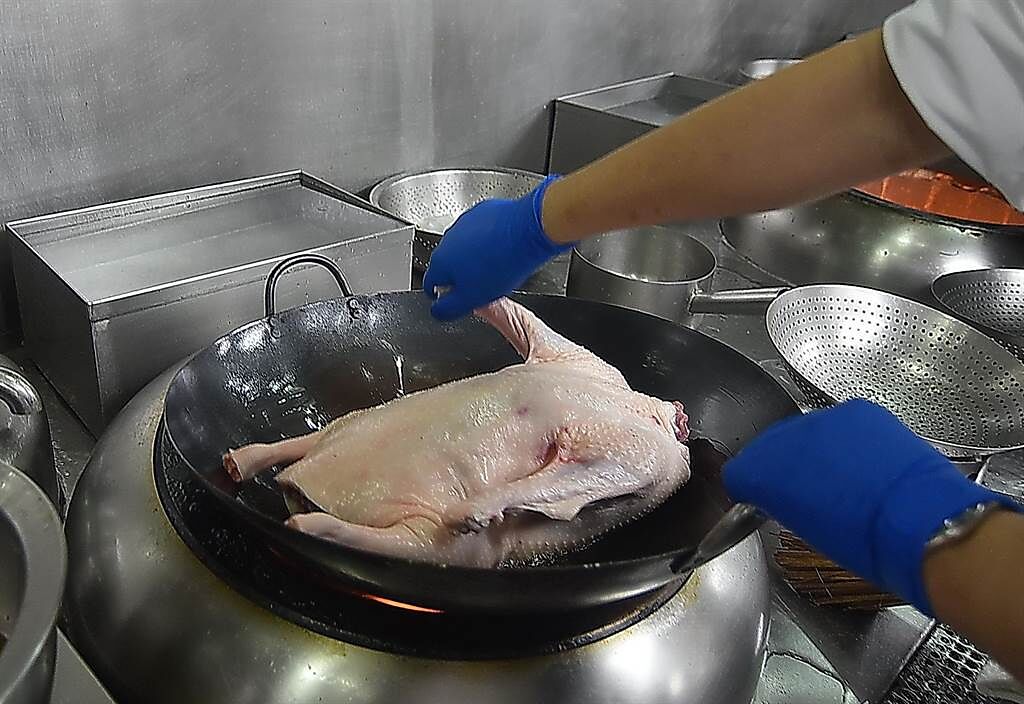 廣東話中「碌」指的是「翻滾」，「碌鵝」就是將鵝胚在熱鍋中不停滾動的一種「廚技」。(圖／姚舜)