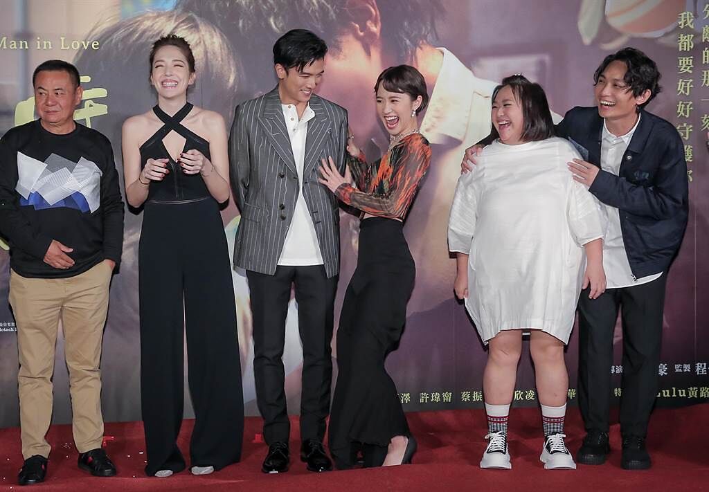 蔡振南（左起）、許瑋甯、邱澤、Lulu、鍾欣凌、導演殷振豪出席首映會。（盧禕祺攝）