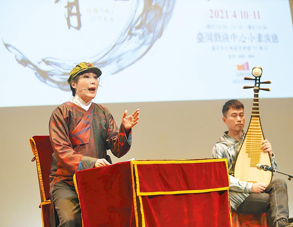 台北曲藝團推出新作《再見包青天》，探討包公遺骨之謎。左起評書家葉怡均、音樂家張士能。（陳怡誠攝）
