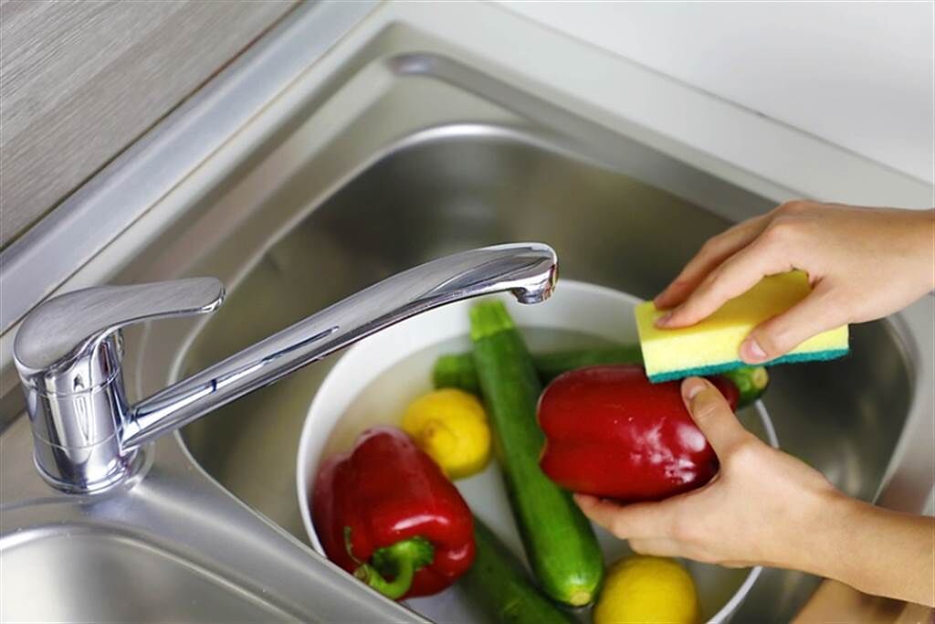 在缺水時期，不要大量沖水洗蔬菜也能洗乾淨。(示意圖/常春月刊提供)